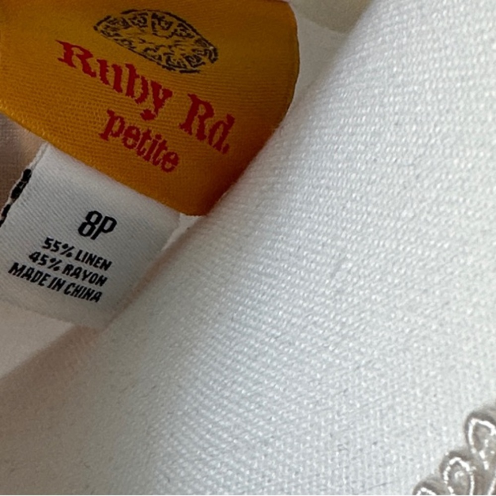 🌸 Ruby Rd. Petite Ivory Blazer with Floral Embellishments & Linen Blend, size 8P - Picture 10 of 13